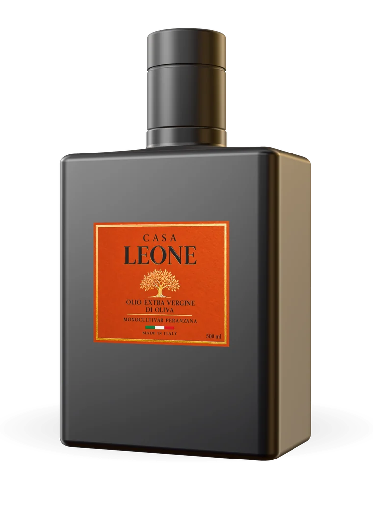 La bottiglia da 500 ml di Casa Leone, nera opaca con l'etichetta terracotta e oro