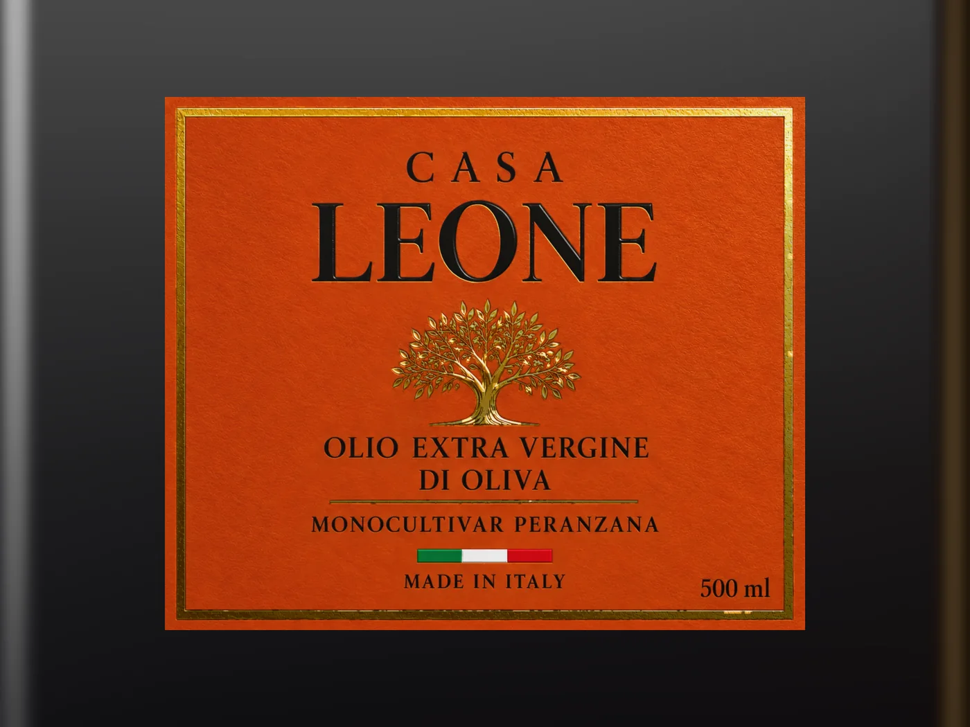 L'etichetta di Casa Leone da vicino: l'ulivo in lamina oro e la scritta Monocultivar Peranzana